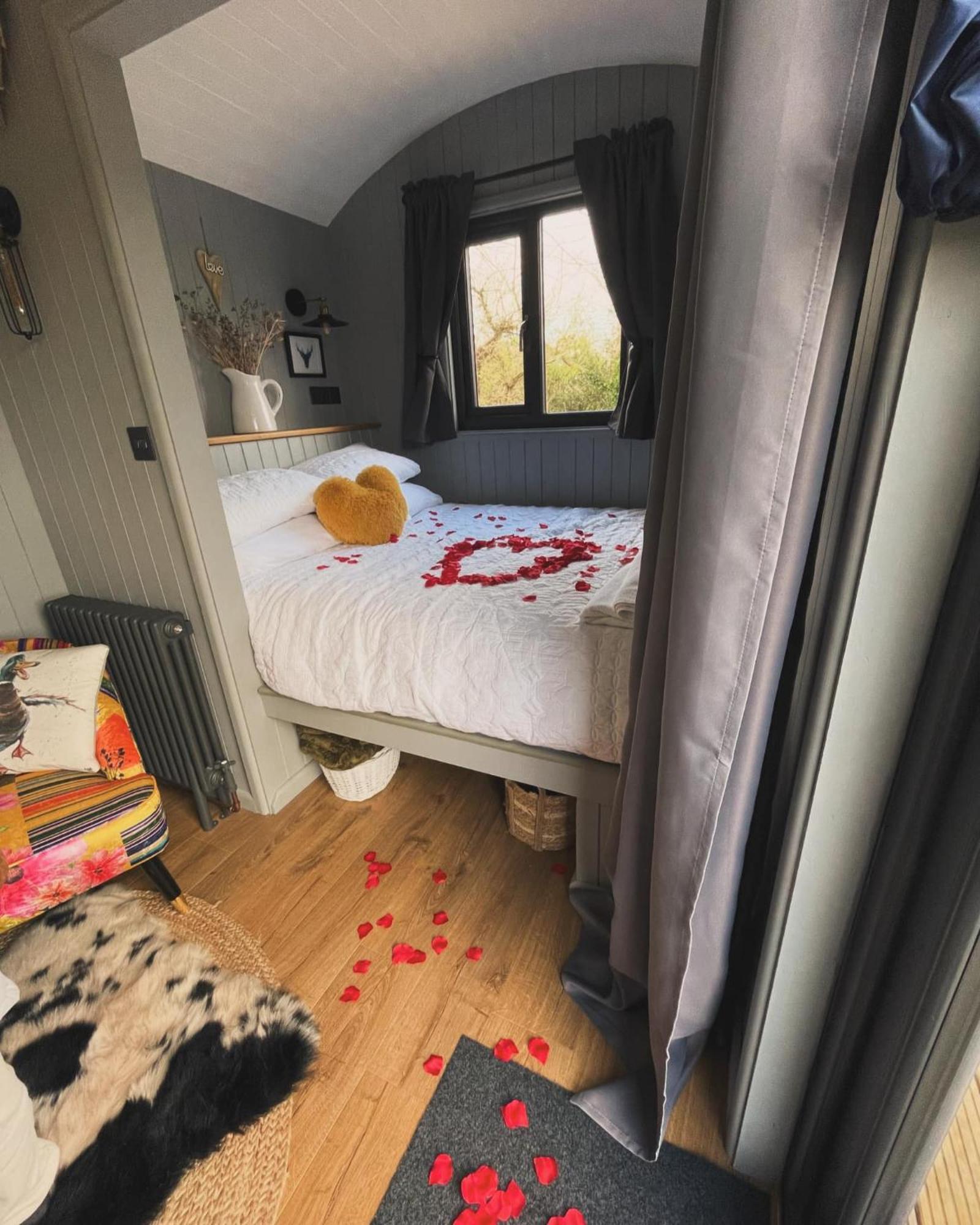 Rusty Duck Retreat Shepherds Hut Shedfield Exterior photo