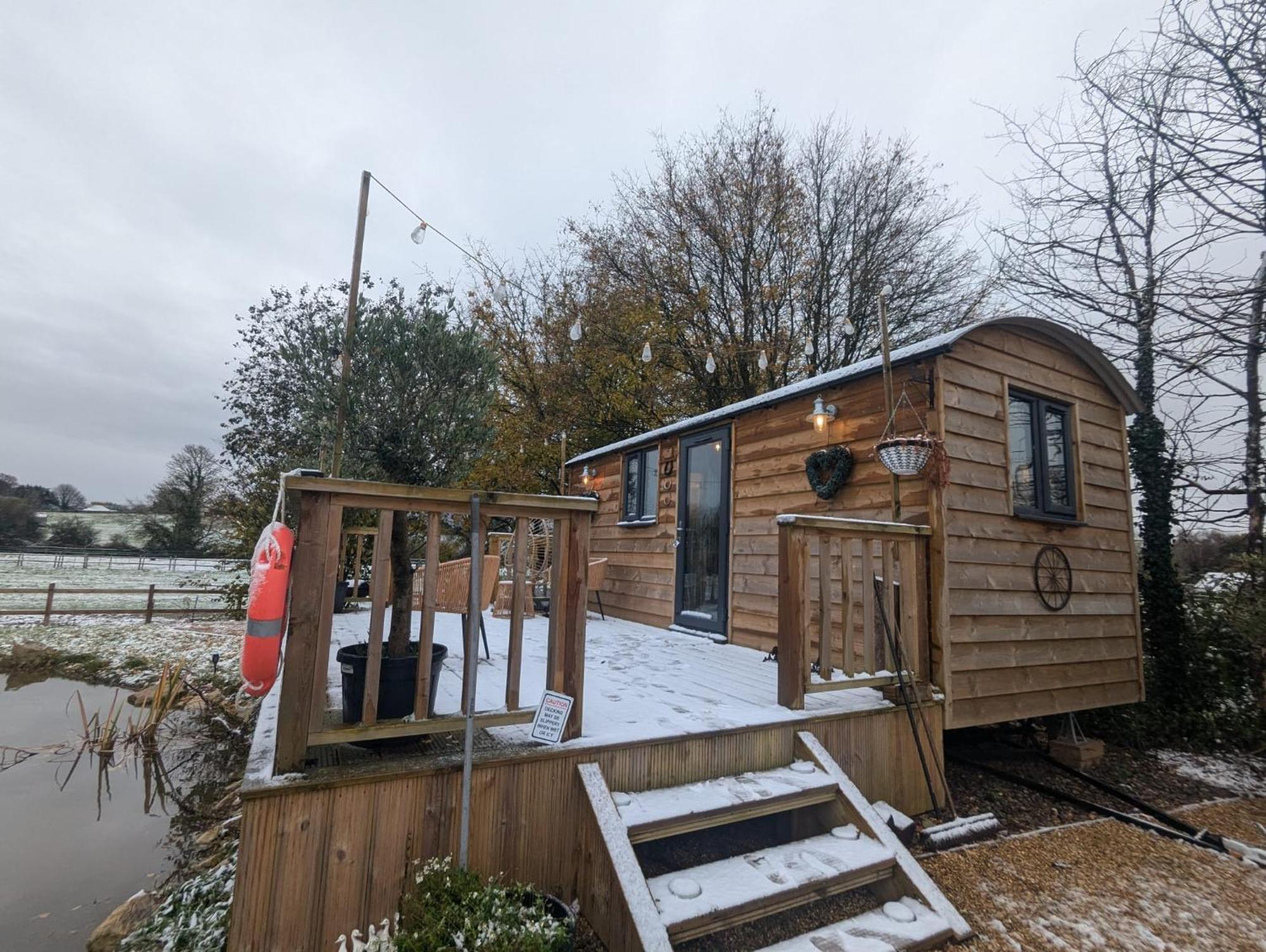 Rusty Duck Retreat Shepherds Hut Shedfield Exterior photo